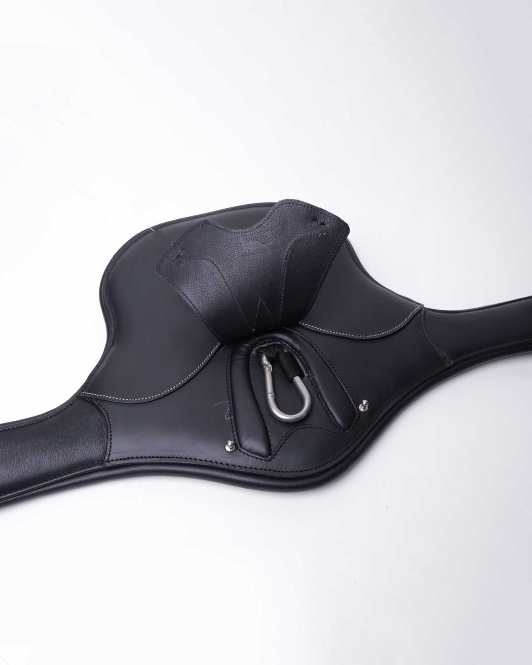 Tajmahal – leather stud girth with carabiner cover panel